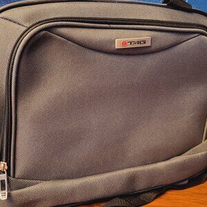 TAG ~Carry On Duffle Travel Bag & Toiletry / Accessories Bag ~ NWOT